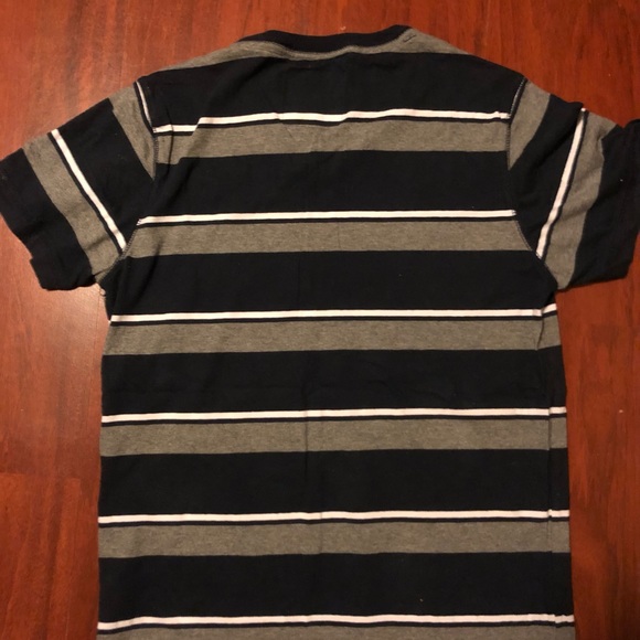 Aeropostale V-Neck Men’s Medium Shirt - Picture 4 of 5
